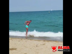Video divertido de frikis en la playa haciendo el ridículo Video divertido de frikis en la playa haciendo el ridículo