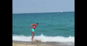 Video divertido de frikis en la playa haciendo el ridículo Video divertido de frikis en la playa haciendo el ridículo