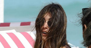 Fotos y videos del topless de Dulceida desnuda Blogera pillada - Topless de Dulceida desnuda en la playa descuido de tetas