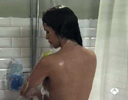 Marta Torne desnuda en la ducha (topless)