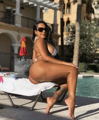 Si tenéis ganas de ver carne vais a disfrutar con esta morena en tanga que tiene un gran culo y unas buenas tetas