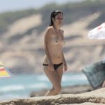 Topless de Blanca Suarez desnuda en la playa