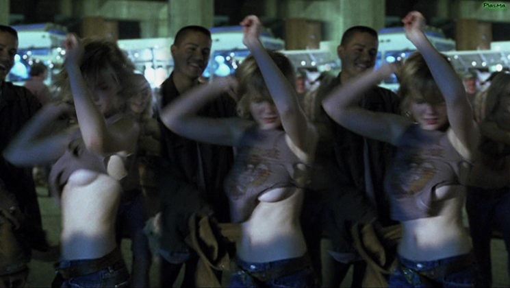 Descuido de teta de la guapa actriz Kirsten Dunst en la película Crazy Beautiful