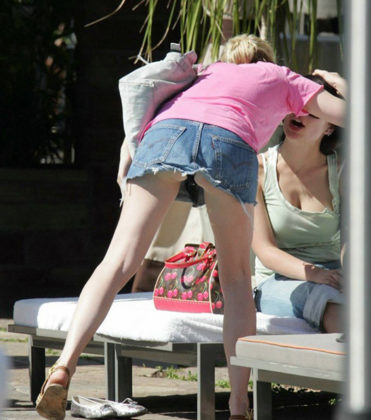 Descuidos de Kirsten Dunst enseñando culo y tanga
