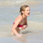 Fotos de Kirsten Dunst desnuda en un descuido épico en la playa