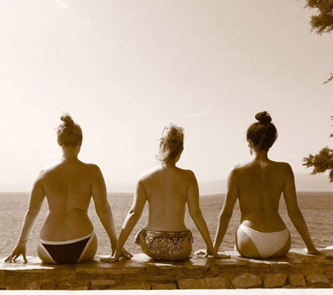 En pelotas Meghan Markle desnuda junto a dos amigas