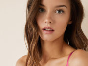 Grandes tetas de la modelo Nicola Cavanis desnuda Grandes tetas de la modelo Nicola Cavanis desnuda