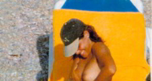 Nuria Roca desnuda en topless en la playa enseñando las tetas Nuria Roca desnuda en topless en la playa enseñando las tetas