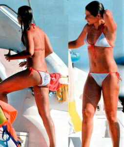 Nuria Roca muy sexy en bikini en un yate disfrutando del mar en el verano