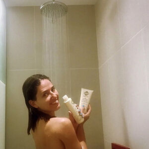 Otra foto de la guapa presentadora de la Casa Fuerte desnuda , Nuria Marín en pelotas en la ducha