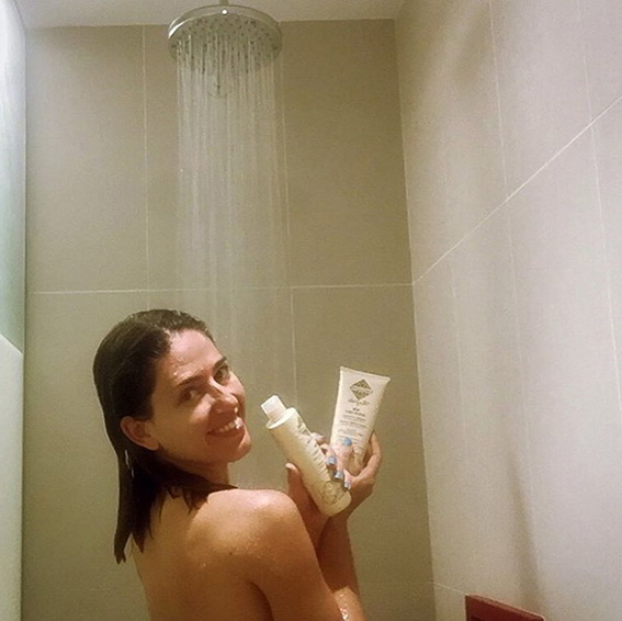 Otra foto de la guapa presentadora de la Casa Fuerte desnuda , Nuria Marín en pelotas en la ducha