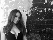 Mónica Naranjo desnuda y en topless enseñando tetas y culo Super sexy la cantante Mónica Naranjo en un posado realzando su explosivo cuerpo