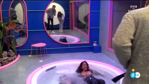 Foto de Anabel Pantoja en pelotas haciendo topless y enseñando las tetas en un Reality Show