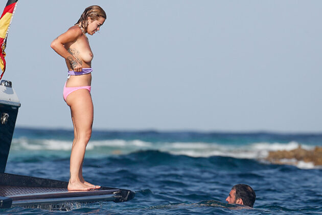 Gran pillada de Rita Ora en topless en Ibiza