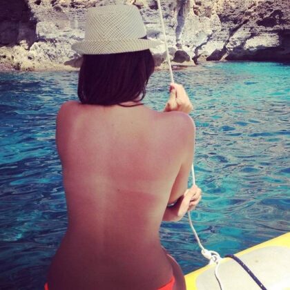 Marina Vald&eacute;s en topless pero de espaldas