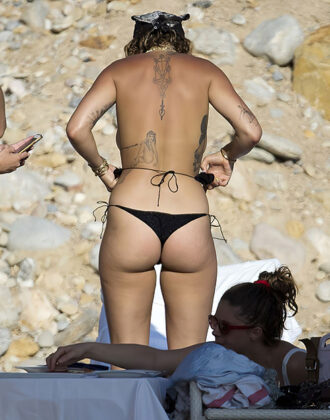 El culo de Rita Ora en tanga