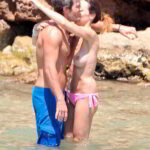 Estrenando tetas en la playa