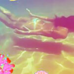 Laura Moure buceando en topless y tanga