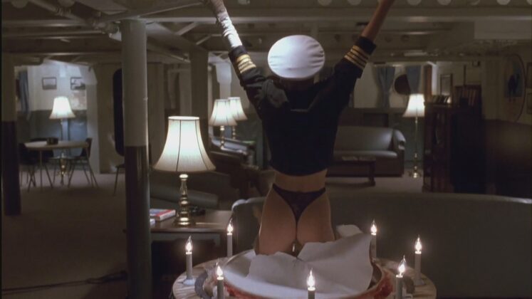 Las tetas de Erika Eleniak en topless (Los vigilantes de la playa)