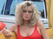 Erika Eleniak desnuda, en topless, en tanga, follando y más Erika Eleniak desnuda, en topless, en tanga, follando y más