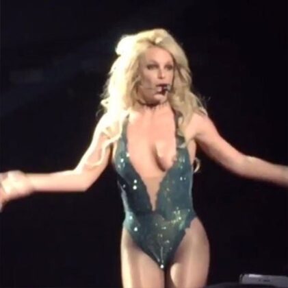 Descuido de pezón en concierto Britney Spears sexy