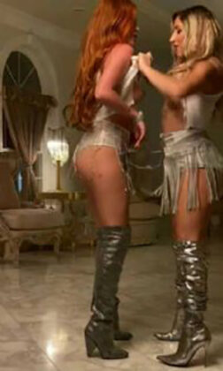 Tetas de Bella Thorne en topless